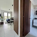 Apartament Chill And Stay-luxury With Pool And Sauna In Kato Paphos