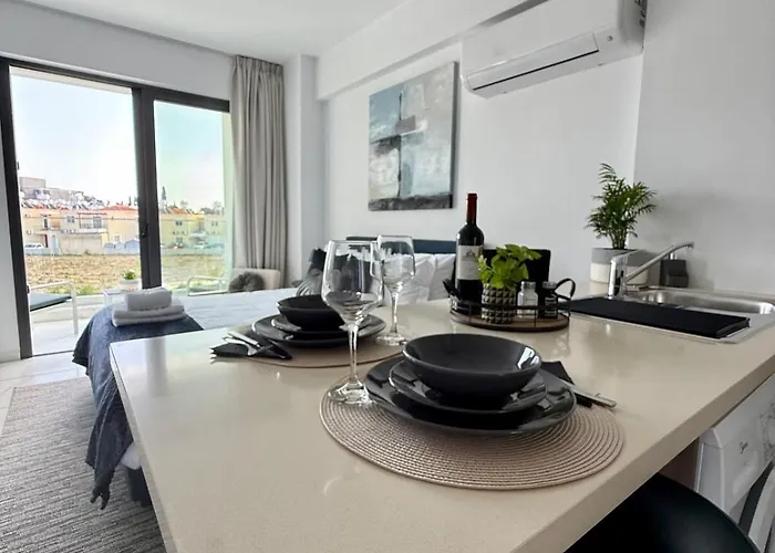 Chill And Stay-luxury With Pool And Sauna In Kato Paphos