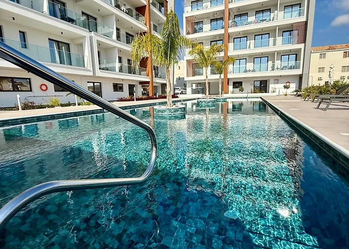 Chill And Stay-luxury With Pool And Sauna In Kato *